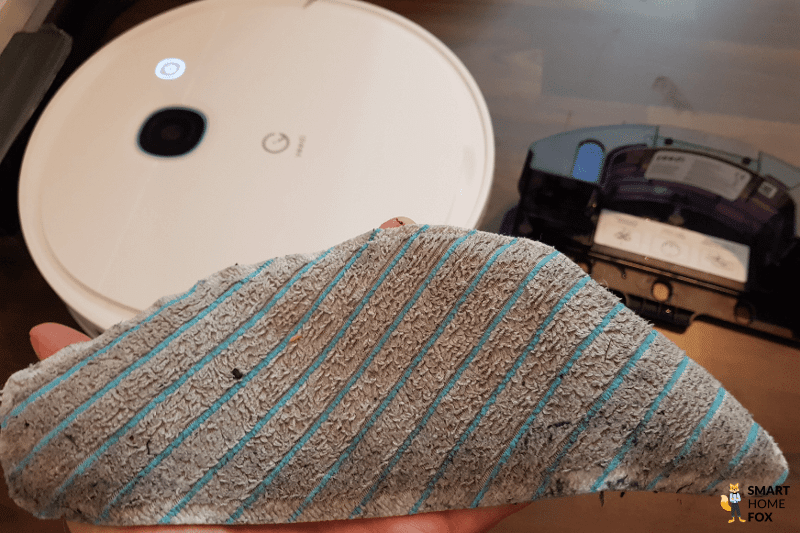 Dreckiger Wischmopp des Yeedi Vac 2 Pro wird in den Händen gehalten